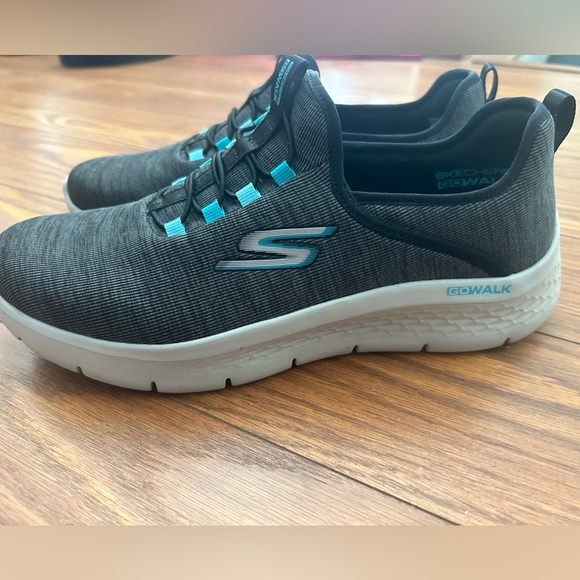 Like new Women's Skechers Go walk shoes w/ Air coolers goga mat insoles Size 9 - Picture 5 of 5